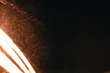 Karanlıkta ışık soyut çizgiler.