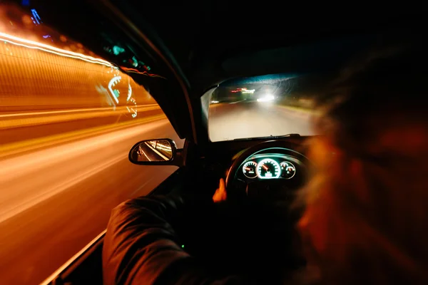 Condução à noite . — Fotografia de Stock