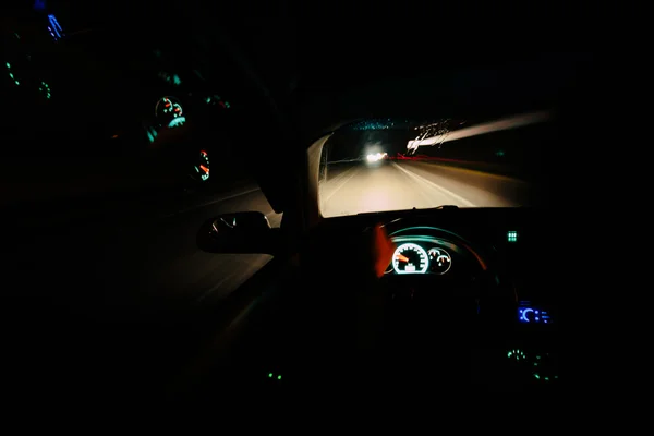 Condução à noite . — Fotografia de Stock