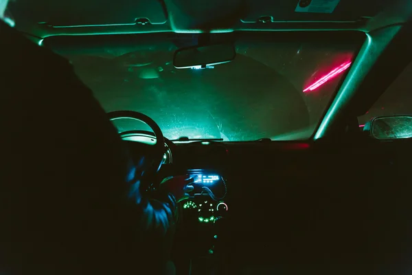 Вождение в ночное время . — стоковое фото
