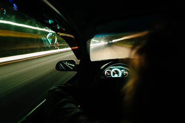Вождение в ночное время . — стоковое фото