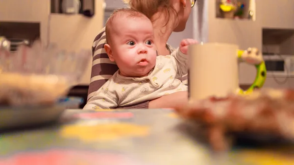 Kind op schoot van de moeder — Stockfoto