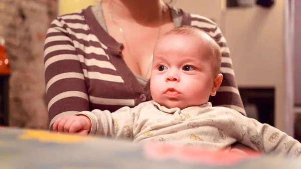 Kind op schoot van de moeder — Stockfoto