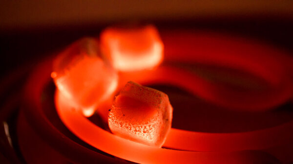 Пылающий красный кокосовый уголь
