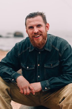 Sahilde sakallı hippi