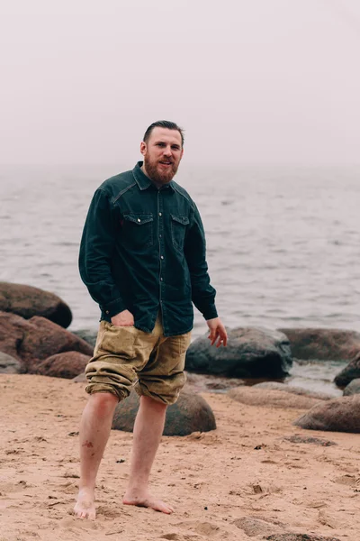 Hipster barbuto sulla spiaggia — Foto Stock