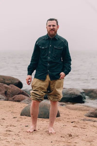Hipster barbuto sulla spiaggia — Foto Stock