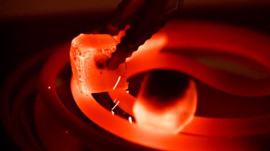 sıcak kömür Maşa ile al