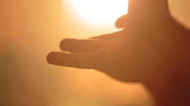 parlak güneşin bir arka plan üzerinde el