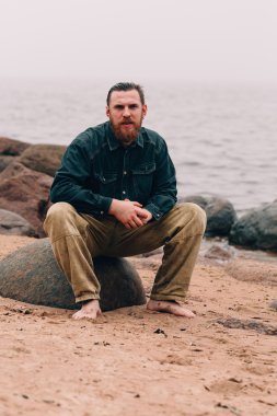 Sahilde sakallı hippi