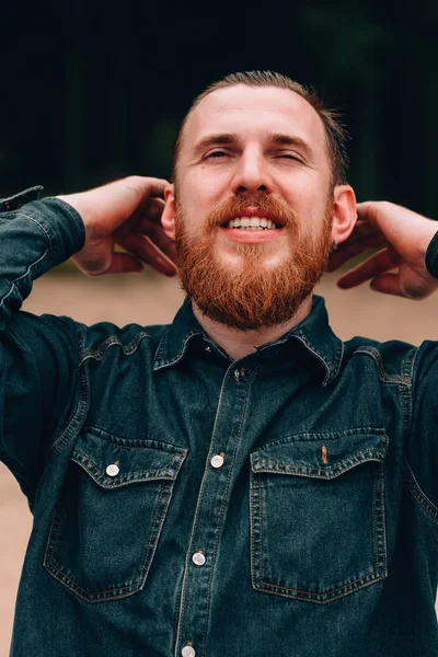 Bello uomo barbuto raddrizza i capelli — Foto Stock