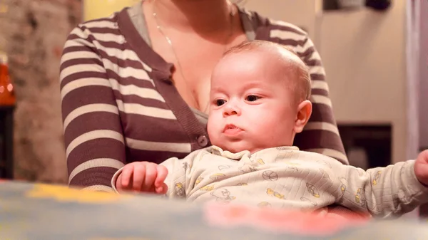 Kind op schoot van de moeder — Stockfoto