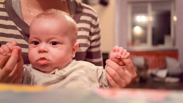 母の膝の上の子供 — ストック写真