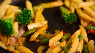 Primavera makarna mantar ile