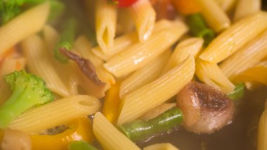 Primavera makarna mantar ile