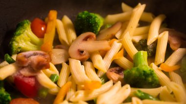 Primavera makarna mantar ile