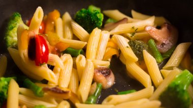 Primavera makarna mantar ile