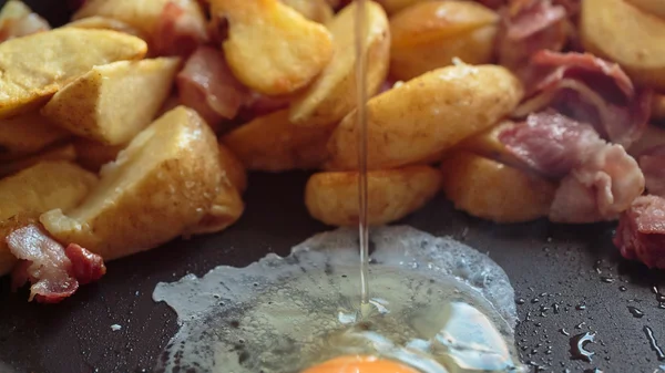 Burgonya, sült szalonna és tojás — Stock Fotó