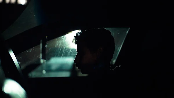 Perfil de un hombre en coche en la noche oscura . —  Fotos de Stock