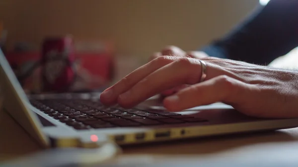 Man aan het werk op een laptop — Stockfoto