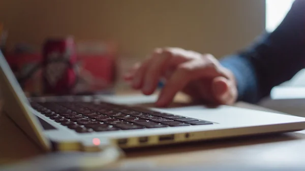 Man aan het werk op een laptop — Stockfoto