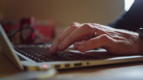 Man aan het werk op een laptop — Stockfoto