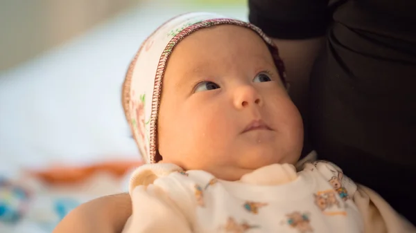 Küçük bebek, yakın plan. — Stok fotoğraf