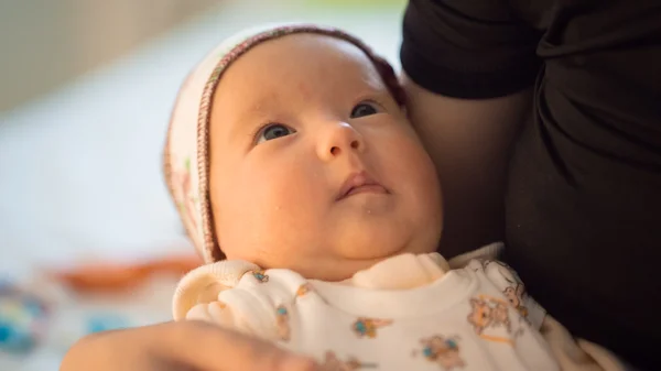 Küçük bebek, yakın plan. — Stok fotoğraf