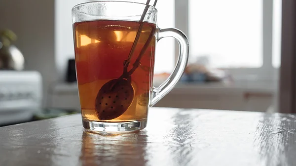 Preparare il tè in una tazza di primo piano — Foto Stock