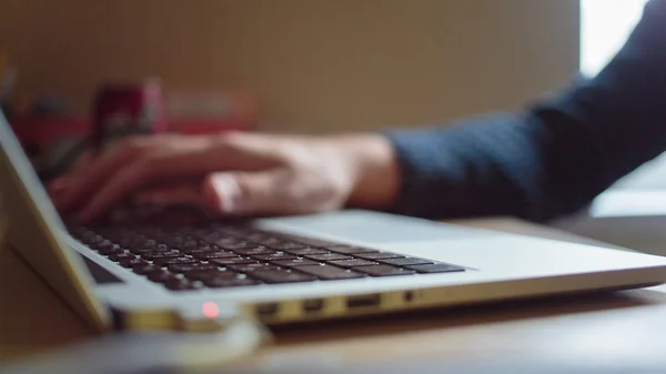 Uomo che lavora in un computer portatile — Foto Stock