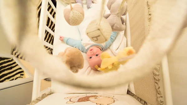 Bebê deitado em seu berço — Fotografia de Stock
