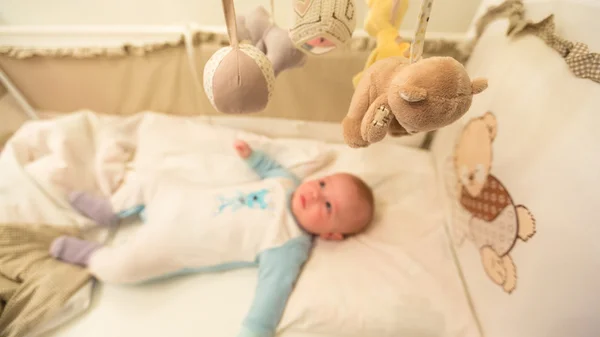 Baby liggend in zijn bedje — Stockfoto