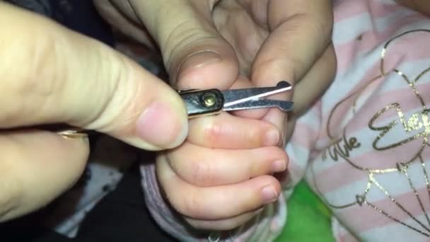 Knippen van de nagels childrens — Stockvideo