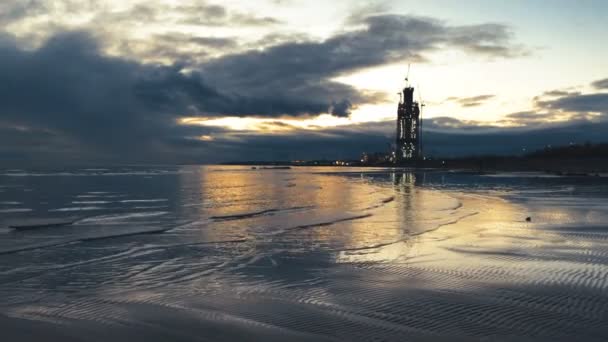 En la orilla de la playa de la ciudad por la noche — Vídeos de Stock