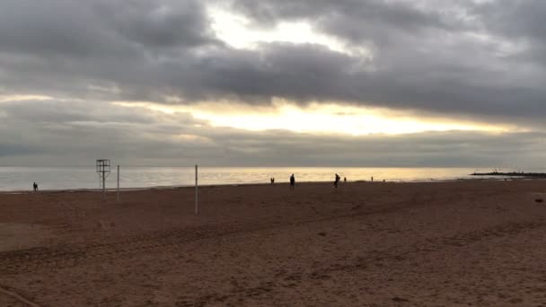 En la orilla de la playa de la ciudad por la noche — Vídeo de stock