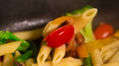 Primavera makarna mantar ile