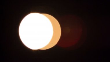 Karanlıkta bokeh parlak renk