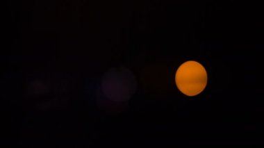 Karanlıkta bokeh parlak renk