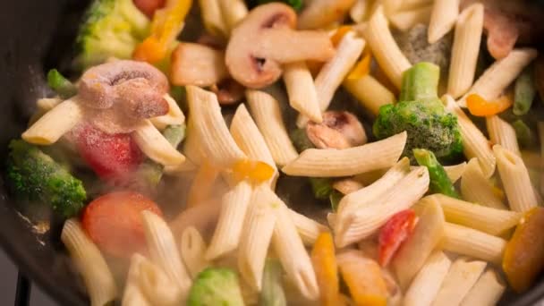 Primavera Pasta met champignons — Stockvideo