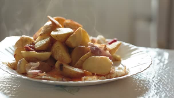 Gebakken aardappelen en spek — Stockvideo