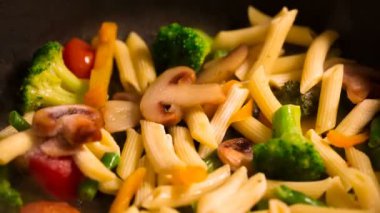 Primavera makarna mantar ile