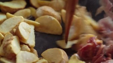 kızarmış patates ve domuz pastırması