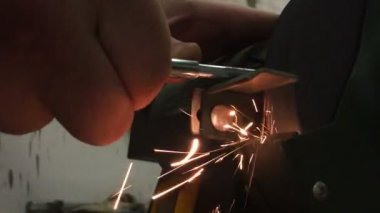 Bir kıyma makinesi kullanarak metal parçaların taşlama