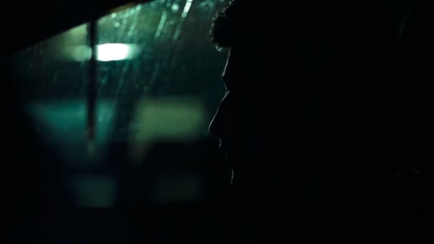 Profil av en man i bil på mörka natt. — Stockvideo