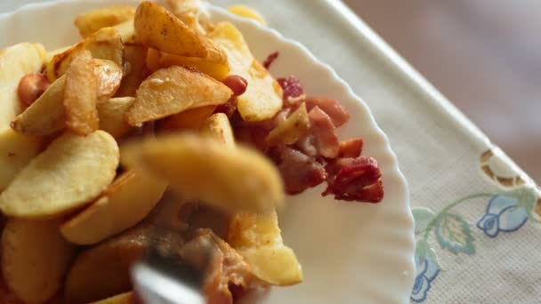 Smažené brambory a slaninou — Stock video