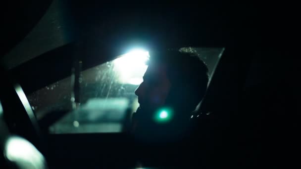 Profil mężczyzny w samochód na noc ciemna. — Wideo stockowe