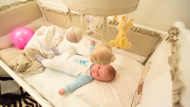 Ξαπλωμένη στην κούνια του μωρό — Αρχείο Βίντεο