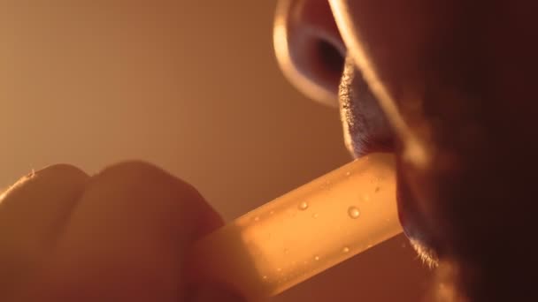 L'homme fume un narguilé 