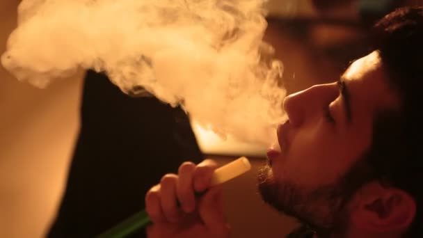 Άνθρωπος καπνίζει ένα ναργιλέ — Αρχείο Βίντεο