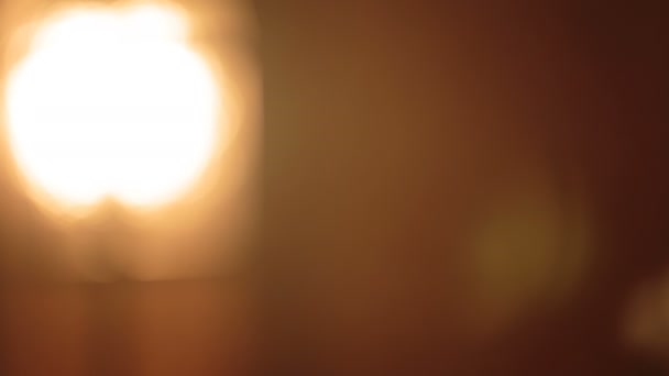 fumée dans les rayons du soleil chaud et lumineux 